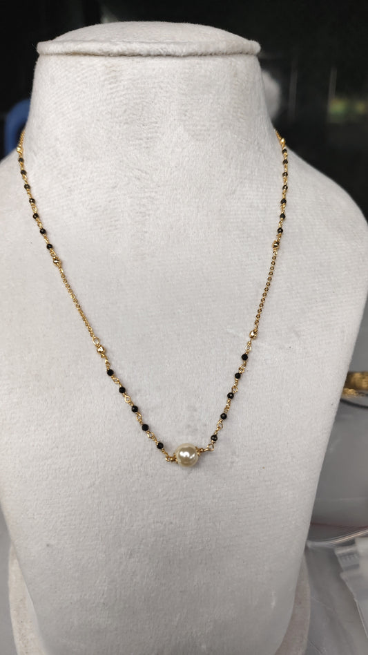 HK0028 Single Pearl Centerd Black Beads