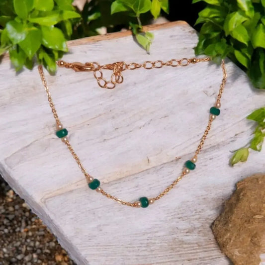 BT005 – Emerald Green Beaded Anklet with Pearl Accents & Gold-Tone Chain