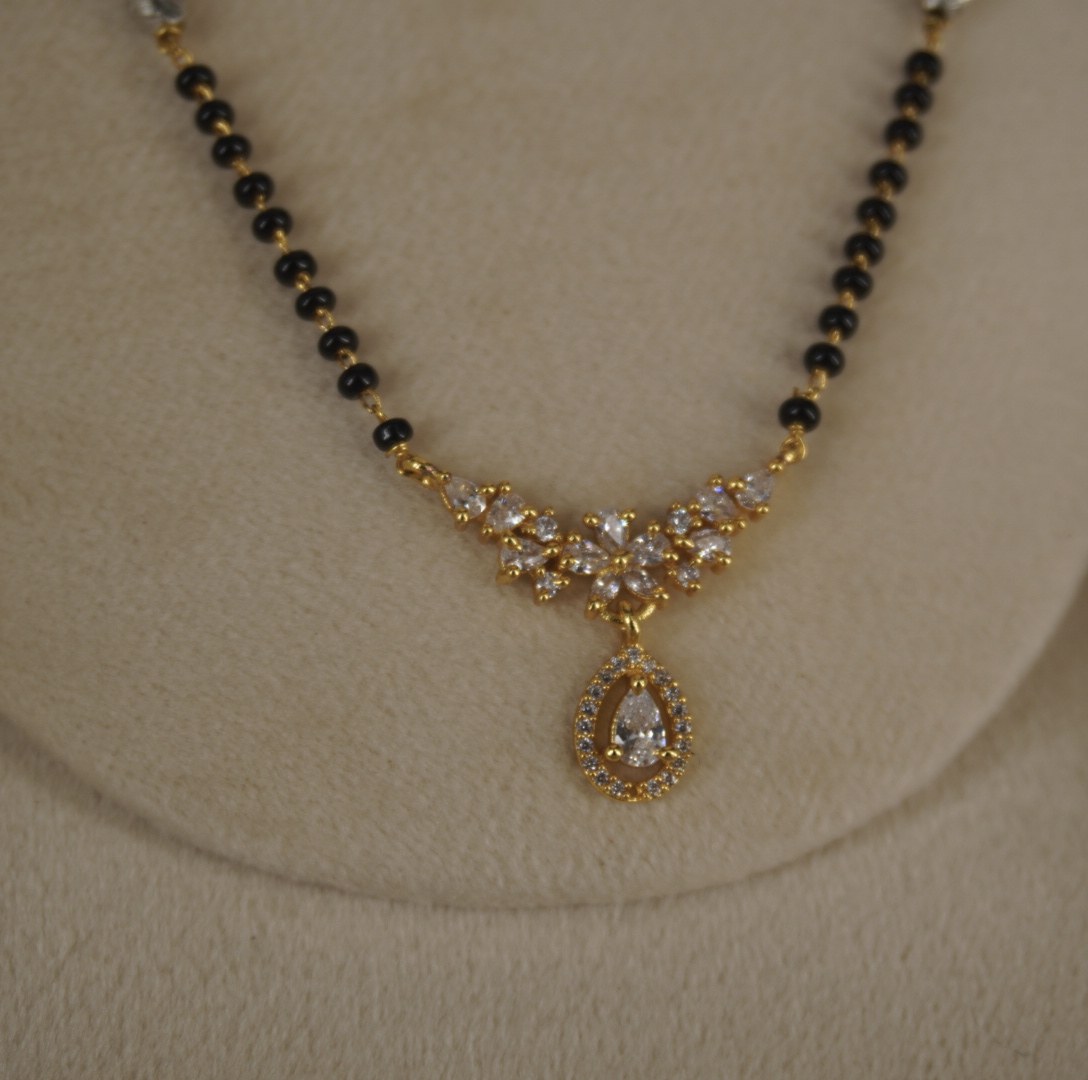 Hk0402 Black beads with cute pendent