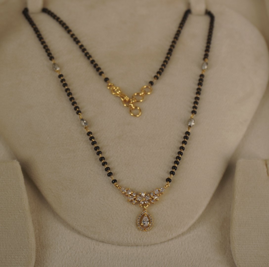 Hk0402 Black beads with cute pendent