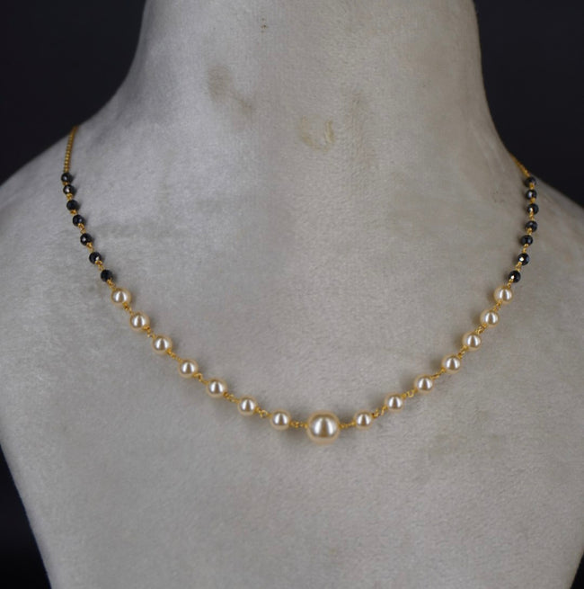 HK0450 Black and white combination black beads