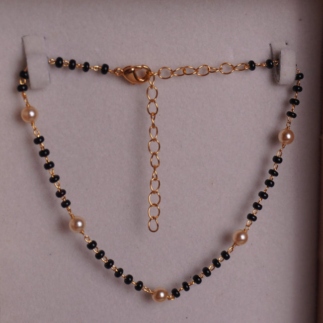 BT006 – soff black beads and pearl bracelet