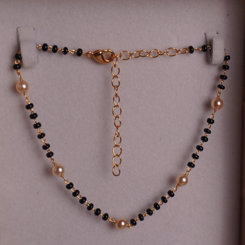 BT006 – soff black beads and pearl bracelet