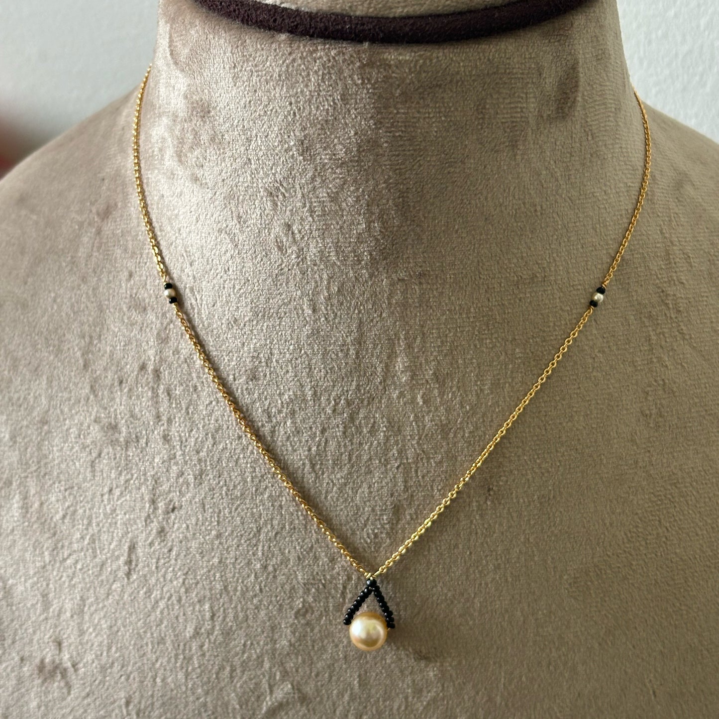 HK0102 Single Pearl Centered With Soft Black Beads