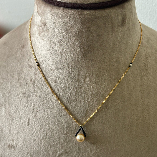 HK0102 Single Pearl Centered With Soft Black Beads